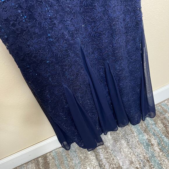 R & M Richards Black Lace Overlay Evening Gown 10 - Picture 4 of 13